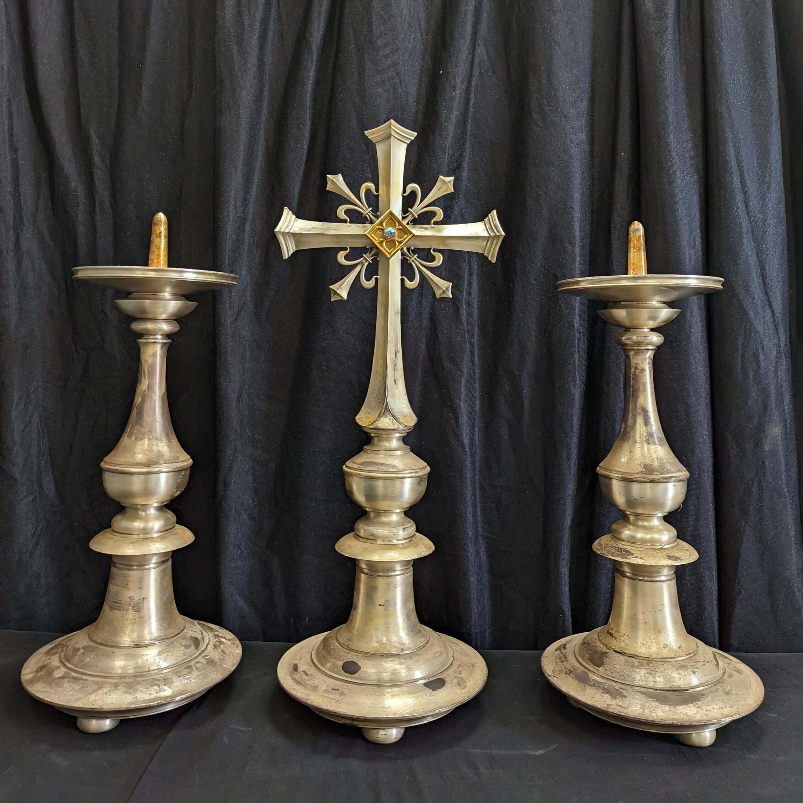 Pair of bronze altar candlesticks. Height: 21 cm. An alt…