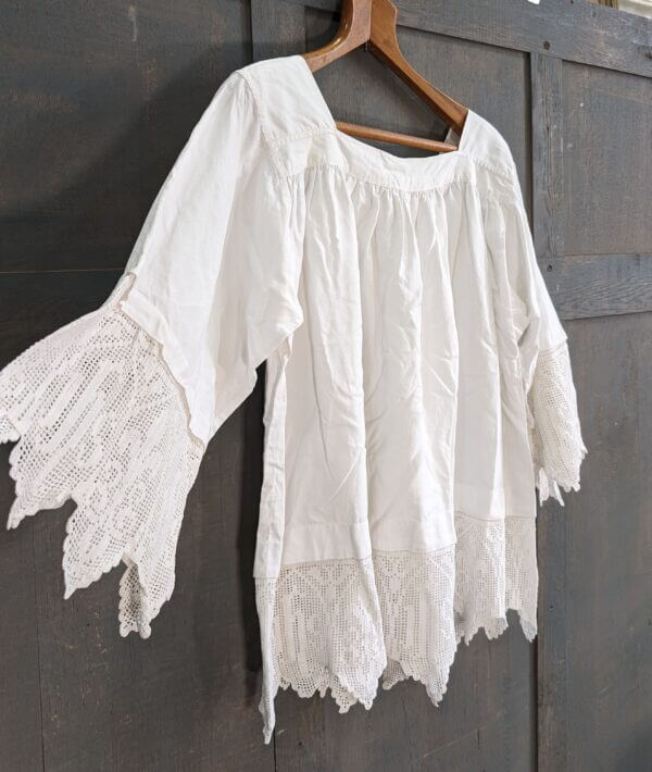 Lace Trimmed Cotta Surplice in Good Condition