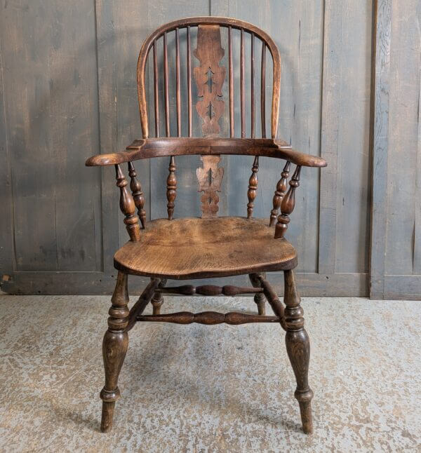 Very Attractive & Comfortable Vintage Pattern Back Elm & Beech Windsor Chair