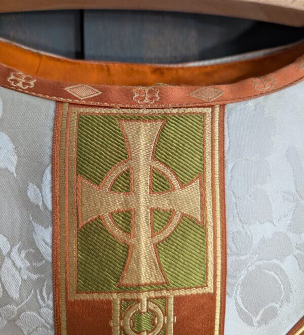 Very Good Quality Vintage Damask Silk Chasuble in Ivory & Umber Gold with Stole