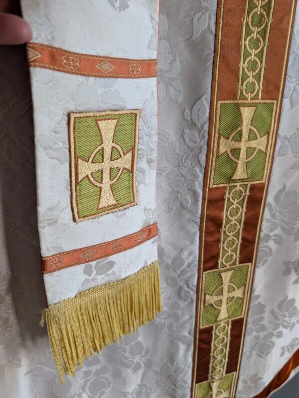 Very Good Quality Vintage Damask Silk Chasuble in Ivory & Umber Gold with Stole