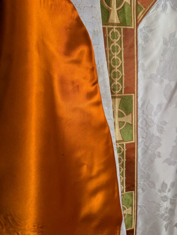 Very Good Quality Vintage Damask Silk Chasuble in Ivory & Umber Gold with Stole