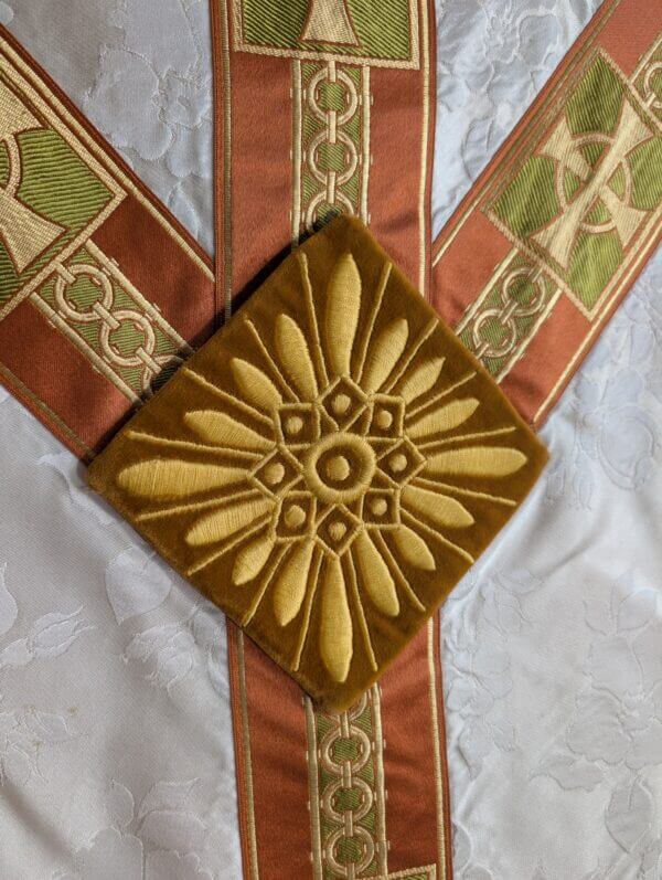 Very Good Quality Vintage Damask Silk Chasuble in Ivory & Umber Gold with Stole