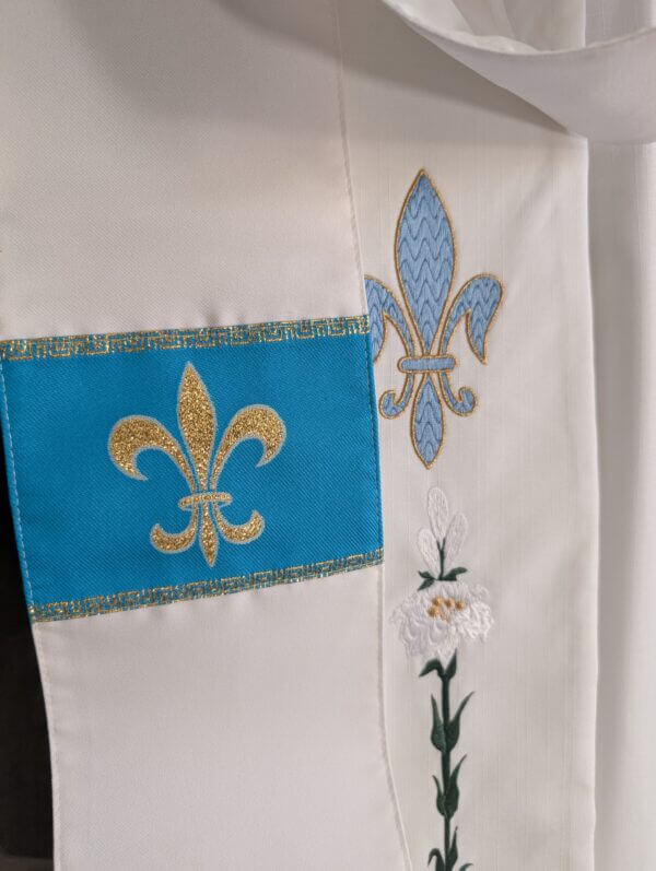 American 'Beau Veste' White Chasuble with Two Fleur de Lys Stoles
