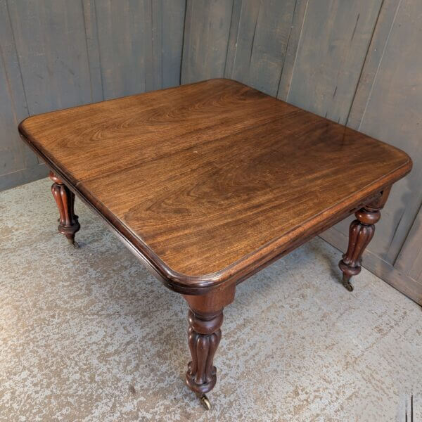 Victorian Mahogany Extending Dining Table with Two Extra Leaves