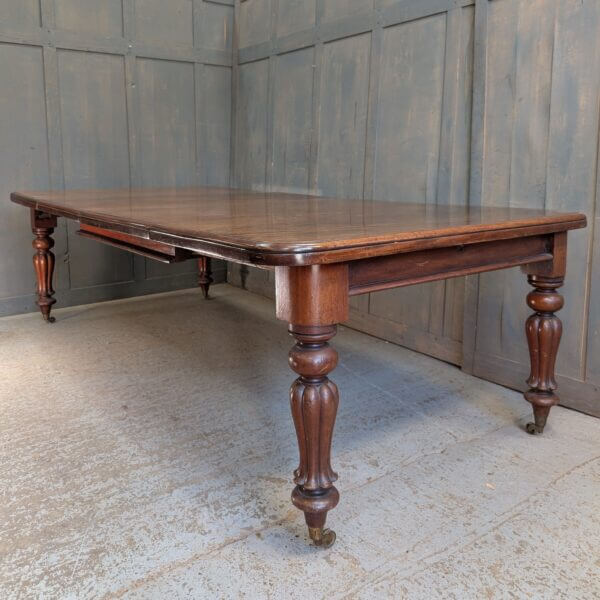 Victorian Mahogany Extending Dining Table with Two Extra Leaves