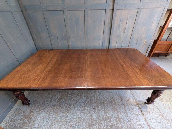 Victorian Mahogany Extending Dining Table with Two Extra Leaves