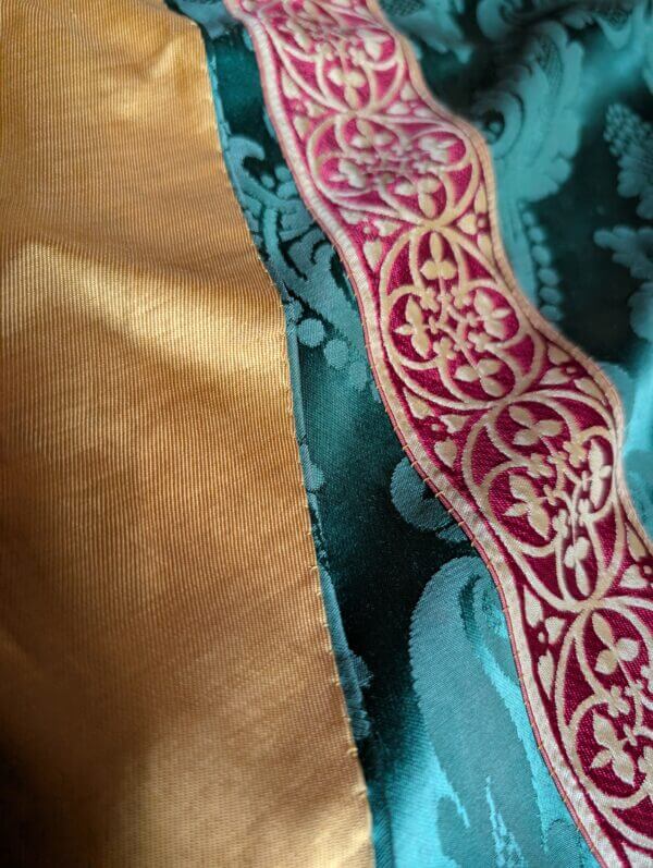 Attractive & Verdant Green Damask Silk Chasuble with Red Gold Orphreys & Stole