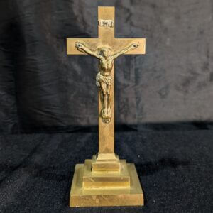 Has dangerously sharp spikes in hands and feet base.